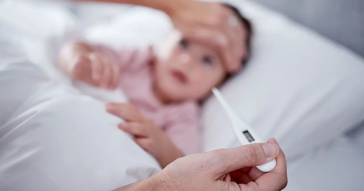 Το υφιστάμενο πλαίσιο ορίζει σαφή όρια για τον συνολικό αριθμό απουσιών, διαχωρίζοντας τις δικαιολογημένες από τις αδικαιολόγητες, ενώ προβλέπει ειδικές ρυθμίσεις για εκτεταμένες περιόδους ασθένειας λόγω έξαρσης εποχικών λοιμώξεων (όπως η γρίπη και ο COVID-19).