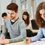 Για τη σχολική χρονιά 2026-2027, το Υπουργείο Παιδείας διατηρεί και ενισχύει τη λειτουργία τόσο των τμημάτων Ενισχυτικής Διδασκαλίας για τα πανελλαδικώς εξεταζόμενα μαθήματα, όσο και των ειδικών μαθημάτων (σχέδιο, ξένες γλώσσες, μουσική).