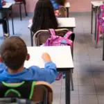 Το Υπουργείο Παιδείας διατηρεί το δικαίωμα εγγραφής για όλους τους μαθητές χωρίς κοινωνικά ή εργασιακά κριτήρια, προσφέροντας παράλληλα τρεις επιλογές αποχώρησης ώστε να εξυπηρετούνται τα διαφορετικά ωράρια των γονέων.