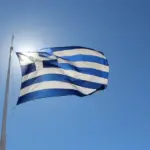 Επειδή η 28η Οκτωβρίου συμπίπτει φέτος με μεσοβδόμαδη εργάσιμη ημέρα (Τετάρτη), η αμοιβή διαφοροποιείται ανάλογα με το αν η επιχείρηση λειτουργεί εκ του νόμου τις Κυριακές και αργίες ή αν πρόκειται για επιχείρηση που παραμένει κλειστή.