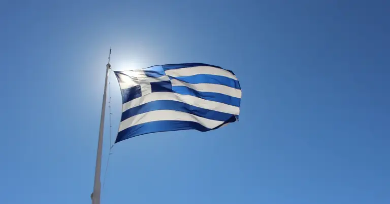 Επειδή η 28η Οκτωβρίου συμπίπτει φέτος με μεσοβδόμαδη εργάσιμη ημέρα (Τετάρτη), η αμοιβή διαφοροποιείται ανάλογα με το αν η επιχείρηση λειτουργεί εκ του νόμου τις Κυριακές και αργίες ή αν πρόκειται για επιχείρηση που παραμένει κλειστή.