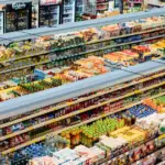 Κλειστά παραμένουν σήμερα, Τετάρτη 28 Οκτωβρίου 2026, τα καταστήματα λιανεμπορίου και τα σούπερ μάρκετ σε όλη τη χώρα, καθώς η εθνική επέτειος του «ΟΧΙ» ορίζεται από τον νόμο ως υποχρεωτική αργία.