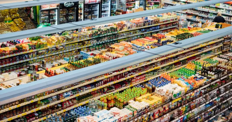 Κλειστά παραμένουν σήμερα, Τετάρτη 28 Οκτωβρίου 2026, τα καταστήματα λιανεμπορίου και τα σούπερ μάρκετ σε όλη τη χώρα, καθώς η εθνική επέτειος του «ΟΧΙ» ορίζεται από τον νόμο ως υποχρεωτική αργία.
