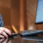 Τη δυνατότητα να ρυθμίσουν τις ληξιπρόθεσμες οφειλές τους σε έως και 48 δόσεις, αποφεύγοντας κατασχέσεις και ποινές, έχουν χιλιάδες φορολογούμενοι και επιχειρήσεις, την ώρα που η ΑΑΔΕ ενεργοποιεί αυστηρά πρόστιμα για τις παραβάσεις στην πλατφόρμα myDATA.