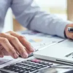 Το νέο ψηφιακό σύστημα ελέγχου συγκρίνει σε πραγματικό χρόνο τα έσοδα και τα έξοδα που καταχωρίζονται στα ηλεκτρονικά βιβλία myDATA με τα ποσά που αναγράφονται στους κωδικούς της περιοδικής δήλωσης ΦΠΑ.