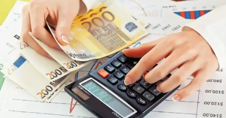 Η ελεγκτική διαδικασία εντοπίζει ακαριαία αποκλίσεις ανάμεσα στα έσοδα και τα έξοδα που δηλώνονται στο έντυπο ΦΠΑ (Φ2) και σε αυτά που αποτυπώνονται στα ηλεκτρονικά βιβλία, μπλοκάροντας αυτόματα τις εκπρόθεσμες ή αδικαιολόγητες τροποποιήσεις.