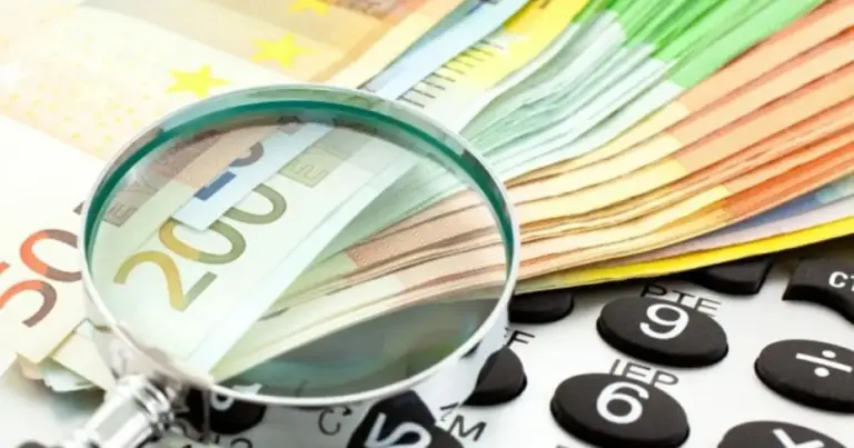 Η φορολογική διοίκηση ενεργοποιεί διασταυρώσεις δεδομένων μέσω του myDATA, των τραπεζικών λογαριασμών και των στοιχείων από διεθνείς πλατφόρμες, προκειμένου να διακριβωθεί αν τα αιτήματα επιστροφής ΦΠΑ ανταποκρίνονται σε πραγματική οικονομική δραστηριότητα ή αν πρόκειται για κυκλώματα απάτης στον χώρο του ηλεκτρονικού εμπορίου και των software/digital υπηρεσιών.