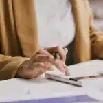 Για χιλιάδες επιχειρήσεις, ελεύθερους επαγγελματίες και λογιστές, η διαχείριση των παρακρατούμενων φόρων αποτελεί καθημερινό αγκάθι.