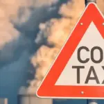 Το ύψος του τέλους επιβάλλεται ανά ημερήσια χρήση και ανά δωμάτιο ή διαμέρισμα, ενώ διαφοροποιείται ανάλογα με τους μήνες της τουριστικής περιόδου.