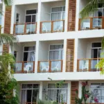 Στον «αέρα» βρίσκονται εκατοντάδες επιχειρήσεις τουριστικών καταλυμάτων σε όλη τη χώρα, καθώς η ΑΑΔΕ διεξάγει σαρωτικούς επιτόπιους και ψηφιακούς ελέγχους για τη διαπίστωση της ορθής έκδοσης και διαβίβασης των παραστατικών.
