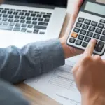 Οι ελεγκτές της φορολογικής διοίκησης διασταυρώνουν σε πραγματικό χρόνο αν οι εκδοθείσες αποδείξεις διαβιβάζονται αυτόματα στην πλατφόρμα myDATA, επιβάλλοντας αυστηρές διοικητικές κυρώσεις και ακαριαίο σφράγισμα επαγγελματικών εγκαταστάσεων στις περιπτώσεις συστηματικής μη έκδοσης ή μη διαβίβασης παραστατικών.
