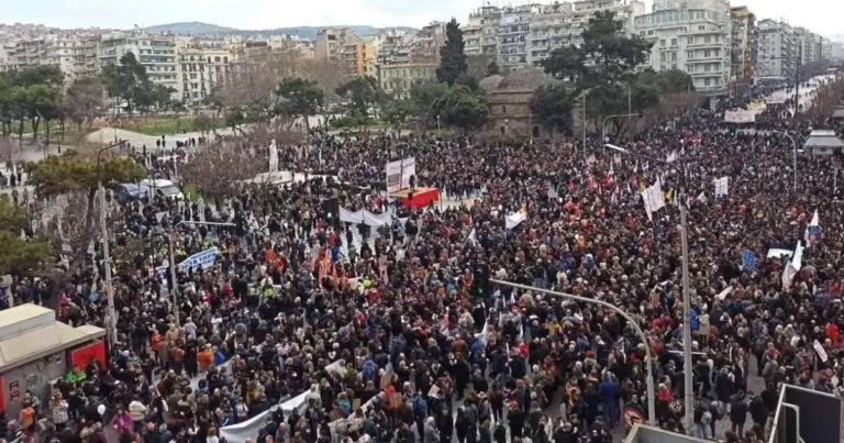 Η κινητοποίηση των εκπαιδευτικών πρωτοβάθμιας και δευτεροβάθμιας εκπαίδευσης (ΔΟΕ, ΟΛΜΕ) με αίτημα την υπογραφή Συλλογικής Σύμβασης Εργασίας και αυξήσεις στους μισθούς συντονίζεται με τα σωματεία των εργαζομένων στις συγκοινωνίες.
