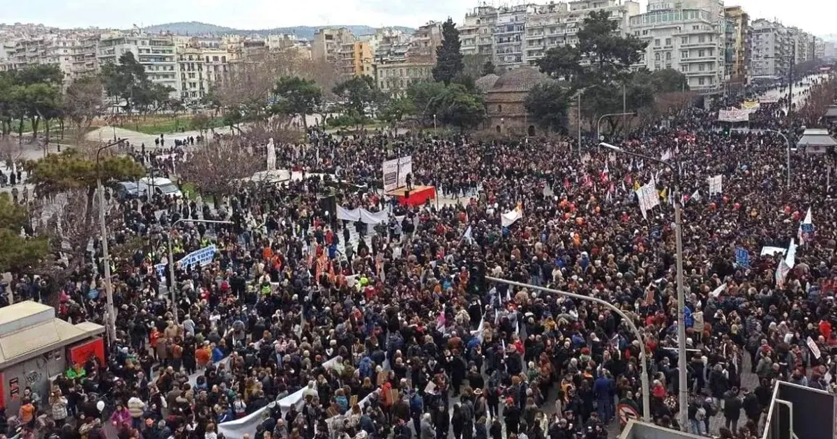 Η κινητοποίηση των εκπαιδευτικών πρωτοβάθμιας και δευτεροβάθμιας εκπαίδευσης (ΔΟΕ, ΟΛΜΕ) με αίτημα την υπογραφή Συλλογικής Σύμβασης Εργασίας και αυξήσεις στους μισθούς συντονίζεται με τα σωματεία των εργαζομένων στις συγκοινωνίες.