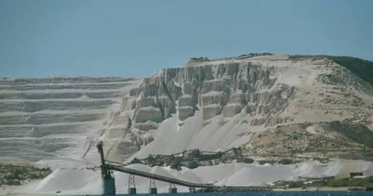 Για τους εργαζόμενους στις επιχειρήσεις εξόρυξης μεταλλευμάτων και λατομείων, η δήλωση των ημερών ασφάλισης (ενσήμων) για τη λήψη του Ειδικού Εποχικού Βοηθήματος της ΔΥΠΑ γίνεται βάσει των ημερολογιακών ημερών εργασίας που διανύθηκαν κατά το προηγούμενο ημερολογιακό έτος, όπως αυτές καταγράφονται στην Ανακεφαλαιωτική Βεβαίωση Ασφάλισης του e-ΕΦΚΑ.