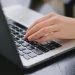 Σε πλήρη εξέλιξη βρίσκονται αυτή την περίοδο τα νέα προγράμματα επιδότησης της ΔΥΠΑ, οι αιτήσεις για το Ειδικό Εποχικό Βοήθημα καθώς και τα νέα φθινοπωρινά vouchers κατάρτισης που προσφέρουν εκπαιδευτικό επίδομα έως και 1.000 ευρώ.