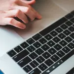 Η εγγραφή στο Μητρώο Ωφελουμένων της ΔΥΠΑ για τα εξειδικευμένα προγράμματα κατάρτισης στη διαχείριση αποβλήτων και τις πράσινες δεξιότητες πραγματοποιείται ηλεκτρονικά μέσω της πλατφόρμας gov.gr, εξασφαλίζοντας στους δικαιούχους εκπαιδευτικό επίδομα έως 400 ευρώ (5 ευρώ ανά ώρα κατάρτισης).