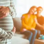 Η τεκμαιρόμενη μητέρα εισέρχεται στην ηλεκτρονική πλατφόρμα της ΔΥΠΑ με τους προσωπικούς της κωδικούς Taxisnet.