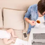 Το συμπληρωματικό επίδομα καλύπτει τη διαφορά μεταξύ του ποσού που καταβάλλει ο e-ΕΦΚΑ και του εκάστοτε ισχύοντος κατώτατου μισθού, ώστε η αυτοαπασχολούμενη μητέρα να λαμβάνει την πλήρη θεσμοθετημένη προστασία της μητρότητας.