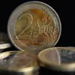 Νωρίτερα από το σύνηθες πιστώνονται οι συντάξεις Νοεμβρίου 2026 στους τραπεζικούς λογαριασμούς των δικαιούχων, καθώς η αργία της 28ης Οκτωβρίου φέρνει ανακατάταξη στις ημερομηνίες καταβολής, ενώ την ίδια ώρα e-ΕΦΚΑ και ΟΠΕΚΑ προχωρούν σε εκκαθαρίσεις και πληρωμές επιδομάτων.