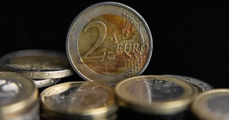 Νωρίτερα από το σύνηθες πιστώνονται οι συντάξεις Νοεμβρίου 2026 στους τραπεζικούς λογαριασμούς των δικαιούχων, καθώς η αργία της 28ης Οκτωβρίου φέρνει ανακατάταξη στις ημερομηνίες καταβολής, ενώ την ίδια ώρα e-ΕΦΚΑ και ΟΠΕΚΑ προχωρούν σε εκκαθαρίσεις και πληρωμές επιδομάτων.