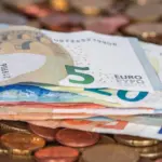 Τις τελευταίες εργάσιμες ημέρες του Οκτωβρίου θα πιστωθούν στους τραπεζικούς λογαριασμούς των δικαιούχων οι συντάξεις του e-ΕΦΚΑ και τα τακτικά επιδόματα του ΟΠΕΚΑ, ενώ παράλληλα ανοίγει ο δρόμος για διορθώσεις εκκρεμών αιτήσεων και την πληρωμή αναδρομικών ποσών.