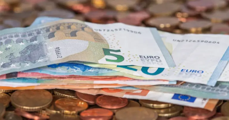 Τις τελευταίες εργάσιμες ημέρες του Οκτωβρίου θα πιστωθούν στους τραπεζικούς λογαριασμούς των δικαιούχων οι συντάξεις του e-ΕΦΚΑ και τα τακτικά επιδόματα του ΟΠΕΚΑ, ενώ παράλληλα ανοίγει ο δρόμος για διορθώσεις εκκρεμών αιτήσεων και την πληρωμή αναδρομικών ποσών.