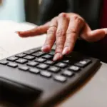 Η απονομή της σύνταξης με διαδοχική ασφάλιση μεταξύ του πρώην ΤΣΜΕΔΕ και του Δημοσίου γίνεται πλέον με τους ενιαίους κανόνες του e-ΕΦΚΑ (ν. 4387/2016 - Νόμος Κατρούγκαλου και ν. 4670/2020 - Νόμος Βρούτση), όπου το συνολικό ποσό προκύπτει από το άθροισμα μιας εθνικής σύνταξης και της ανταποδοτικής σύνταξης που υπολογίζεται πάνω στο σύνολο του ασφαλιστικού βίου.