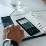 Ο υπολογισμός της σύνταξης με διαδοχική ασφάλιση στον e-ΕΦΚΑ πραγματοποιείται πλέον με ενιαίο τρόπο για το σύνολο του ασφαλιστικού βίου, ενώ το ελάχιστο μηνιαίο κόστος για την εξαγορά πλασματικών ετών διαμορφώνεται στα 184 ευρώ.