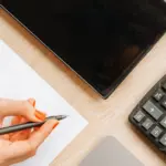 Η σύνταξη λόγω αναπηρίας από επαγγελματική νόσο στον ιδιωτικό τομέα υπολογίζεται από τον e-ΕΦΚΑ με βάση το συνολικό ποσοστό αναπηρίας που πιστοποιεί το ΚΕΠΑ, εξασφαλίζοντας ότι το τελικό ποσό δεν μπορεί να υπολείπεται του ποσού που αντιστοιχεί σε 4.500 ημέρες ασφάλισης (15 έτη), ακόμα και αν ο εργαζόμενος έχει συμπληρώσει μόλις 1 ημέρα ασφάλισης.
