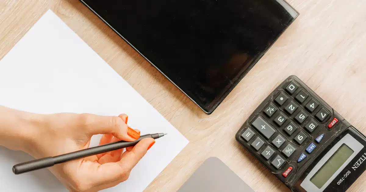 Η σύνταξη λόγω αναπηρίας από επαγγελματική νόσο στον ιδιωτικό τομέα υπολογίζεται από τον e-ΕΦΚΑ με βάση το συνολικό ποσοστό αναπηρίας που πιστοποιεί το ΚΕΠΑ, εξασφαλίζοντας ότι το τελικό ποσό δεν μπορεί να υπολείπεται του ποσού που αντιστοιχεί σε 4.500 ημέρες ασφάλισης (15 έτη), ακόμα και αν ο εργαζόμενος έχει συμπληρώσει μόλις 1 ημέρα ασφάλισης.