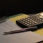 Στη μεταβίβαση ή απονομή σύνταξης λόγω θανάτου ασφαλισμένου στον ιδιωτικό τομέα, ο επιζών σύζυγος ή το συμβαλλόμενο μέρος συμφώνου συμβίωσης δικαιούται το 70% της σύνταξης (εθνικής και ανταποδοτικής) που λάμβανε ή θα δικαιούταν ο αποβιώσας.