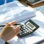 Οι ασφαλιστικές εισφορές για το κατ’ οίκον προσωπικό που αμείβεται με εργόσημο στον e-ΕΦΚΑ υπολογίζονται αυτόματα σε συνολικό ποσοστό 25% επί της αναγραφόμενης ονομαστικής αξίας του παραστατικού.