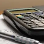 Η εξαγορά πλασματικών ετών στον e-ΕΦΚΑ αποτελεί το βασικότερο «εργαλείο» για χιλιάδες ασφαλισμένους που επιθυμούν να θεμελιώσουν συνταξιοδοτικό δικαίωμα ή να προσαυξήσουν το τελικό ποσό της σύνταξής τους, ειδικά στις περιπτώσεις διαδοχικής ασφάλισης όπου συντρέχουν διαστήματα σε διαφορετικούς πρώην φορείς.