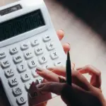 Η εξαγορά πλασματικών ετών αποτελεί τον πιο αποτελεσματικό μηχανισμό για τη θεμελίωση συνταξιοδοτικού δικαιώματος ή την προσαύξηση της μηνιαίας σύνταξης στον e-ΕΦΚΑ, ιδιαίτερα για όσους διανύουν παράλληλη ασφάλιση σε δύο ή περισσότερους πρώην φορείς.