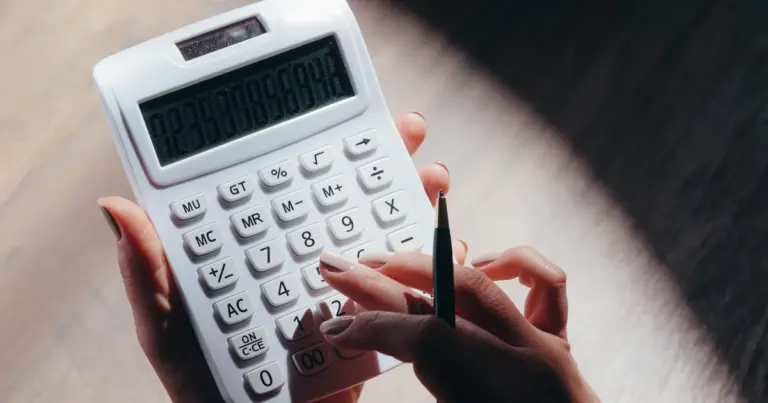 Η εξαγορά πλασματικών ετών αποτελεί τον πιο αποτελεσματικό μηχανισμό για τη θεμελίωση συνταξιοδοτικού δικαιώματος ή την προσαύξηση της μηνιαίας σύνταξης στον e-ΕΦΚΑ, ιδιαίτερα για όσους διανύουν παράλληλη ασφάλιση σε δύο ή περισσότερους πρώην φορείς.