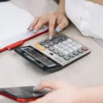 Η εξαγορά και ο υπολογισμός των πλασματικών ετών στον e-ΕΦΚΑ πραγματοποιούνται με βάση τις τρέχουσες αποδοχές του ασφαλισμένου, προσφέροντας τη δυνατότητα θεμελίωσης συνταξιοδοτικού δικαιώματος και εξόδου στα 62 έτη με τη συμπλήρωση της 40ετίας.