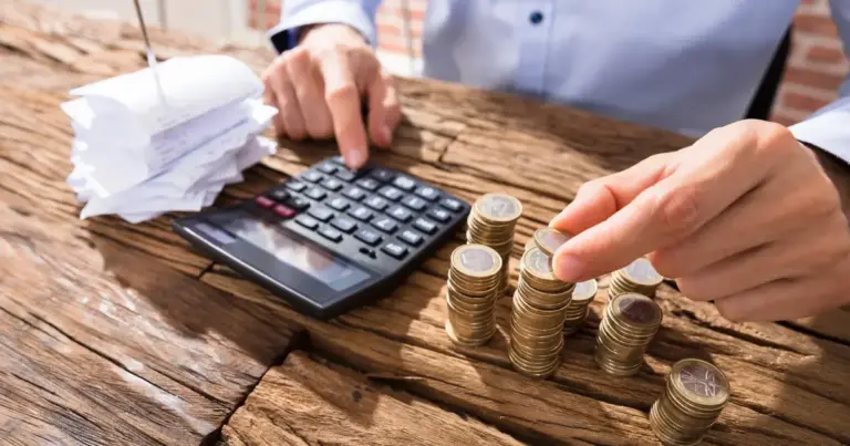 Με τη χρήση των προσωπικών κωδικών Taxisnet, οι οφειλέτες μπορούν να εμφανίσουν το συνολικό ληξιπρόθεσμο ποσό, να υπολογίσουν το μηνιαίο πλάνο αποπληρωμής και να οριστικοποιήσουν τη ρύθμιση χωρίς να απαιτείται επίσκεψη στις τοπικές υπηρεσίες.