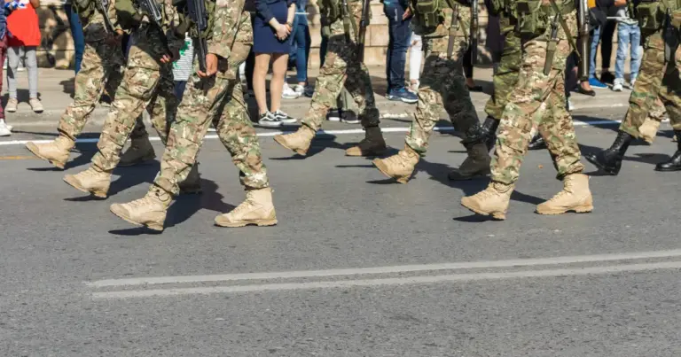 Η αναγνώριση της στρατιωτικής θητείας παραμένει ένα από τα συχνότερα εργαλεία για τη θεμελίωση συνταξιοδοτικού δικαιώματος ή την προσαύξηση του ποσού της σύνταξης, με το κόστος και τον τρόπο υπολογισμού να διαφοροποιούνται ανάλογα με την ιδιότητα του ασφαλισμένου (μισθωτός ή ελεύθερος επαγγελματίας).