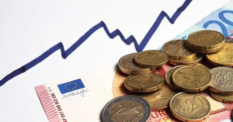 Σύμφωνα με τους ισχύοντες κανόνες του e-ΕΦΚΑ, ο χρόνος που διανύθηκε ταυτόχρονα και στα δύο ταμεία μέχρι τις 31 Δεκεμβρίου 2016 υπολογίζεται μία φορά για τη θεμελίωση του συνταξιοδοτικού δικαιώματος, ενώ οι επιπλέον εισφορές που καταβλήθηκαν στο δεύτερο ταμείο αξιοποιούνται για την προσαύξηση του ανταποδοτικού μέρους της σύνταξης.