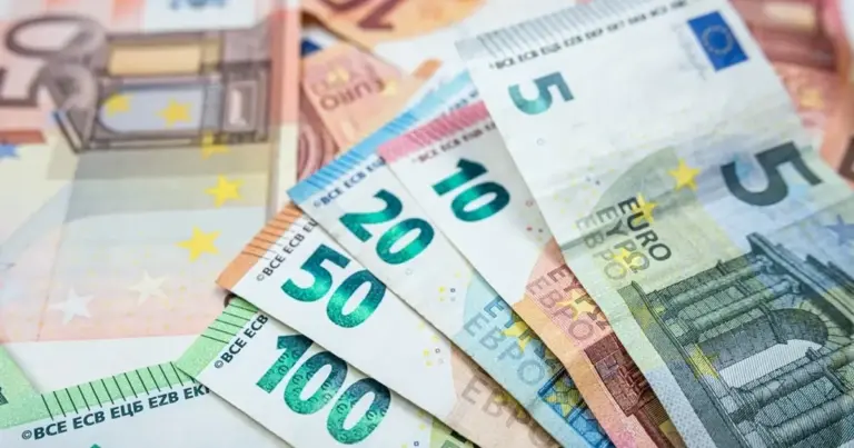 Ο e-ΕΦΚΑ εφαρμόζει τις διατάξεις του νόμου Κατρούγκαλου (Ν. 4387/2016) και του νόμου Βρούτση (Ν. 4670/2020), συνυπολογίζοντας το σύνολο των εισφορών που καταβλήθηκαν παράλληλα από την 1η Ιανουαρίου 2002 και μετά.