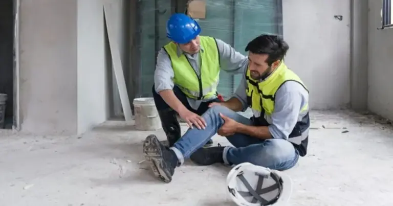 Το επίδομα ατυχήματος εκτός εργασίας αντιμετωπίζεται ασφαλιστικά με ευνοϊκότερους όρους σε σχέση με την κοινή ασθένεια, καθώς απαιτείται η μισή ασφαλιστική προϋπόθεση (δηλαδή τα μισά ημερομίσθια) για τη θεμελίωση του δικαιώματος.