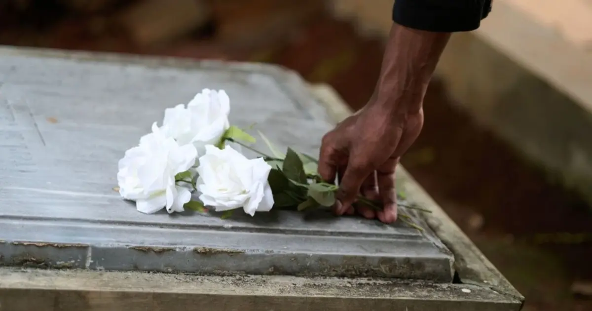 Η διαδικασία ολοκληρώνεται σε λίγα μόλις λεπτά από τον πολίτη που επιμελήθηκε την τελετή, εφόσον το γραφείο τελετών έχει καταχωρίσει προηγουμένως ηλεκτρονικά το παραστατικό της δαπάνης.
