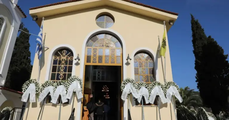 Η διαδικασία για τους πολίτες της Ευρωπαϊκής Ένωσης απαιτεί ιδιαίτερη προσοχή στη διασταύρωση των ασφαλιστικών στοιχείων και των ευρωπαϊκών κανονισμών κοινωνικής ασφάλειας (Κανονισμοί 883/04 και 987/09), ειδικά όταν ο δικαιούχος πραγματοποίησε τα έξοδα κηδείας στη χώρα μας ή επιθυμεί τη μεταφορά της παροχής.