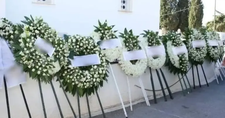 Η καταβολή του επιδόματος κηδείας e-ΕΦΚΑ για συνταξιούχους εξωτερικού πραγματοποιείται είτε ηλεκτρονικά μέσω της πύλης Gov.gr (εφόσον η τελετή έγινε στην Ελλάδα), είτε με χειρόγραφη/ψηφιακή αίτηση στις αρμόδιες τοπικές διευθύνσεις συντάξεων εξωτερικού του e-ΕΦΚΑ ή μέσω προξενικών αρχών, αν η κηδεία πραγματοποιήθηκε στο εξωτερικό.