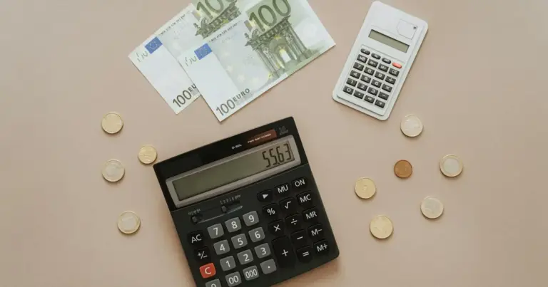Η διαδικασία απονομής μέσω του e-ΕΦΚΑ στηρίζεται στον συνδυασμό της εθνικής και της ανταποδοτικής σύνταξης, διασφαλίζοντας παράλληλα ένα ελάχιστο κατώτατο όριο για την προστασία των δικαιούχων.