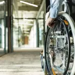 Το συνολικό ποσό προκύπτει από το άθροισμα δύο τμημάτων: της Εθνικής Σύνταξης και της Ανταποδοτικής Σύνταξης, ενώ το τελικό καταβαλλόμενο ποσό διαμορφώνεται ανάλογα με το διαπιστωμένο ποσοστό αναπηρίας.