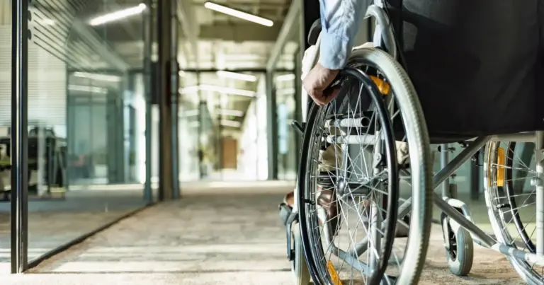 Το συνολικό ποσό προκύπτει από το άθροισμα δύο τμημάτων: της Εθνικής Σύνταξης και της Ανταποδοτικής Σύνταξης, ενώ το τελικό καταβαλλόμενο ποσό διαμορφώνεται ανάλογα με το διαπιστωμένο ποσοστό αναπηρίας.