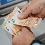 Το τελικό ποσό της σύνταξης αναπηρίας από κοινή νόσο στον e-ΕΦΚΑ για τους ασφαλισμένους του ιδιωτικού τομέα διαμορφώνεται από το άθροισμα της εθνικής σύνταξης —η οποία αναπροσαρμόζεται ανάλογα με το ποσοστό αναπηρίας— και της ανταποδοτικής σύνταξης, που υπολογίζεται βάσει των συντάξιμων αποδοχών και των ετών ασφάλισης.