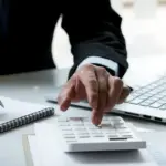 Η συγκεκριμένη κατηγορία εργαζομένων (π.χ. πλασιέ, περιοδεύοντες πωλητές, εισπράκτορες) υπάγεται σε ειδικό καθεστώς ασφάλισης, καθώς το εισόδημά τους αυξομειώνεται ανάλογα με την απόδοση των πωλήσεων.
