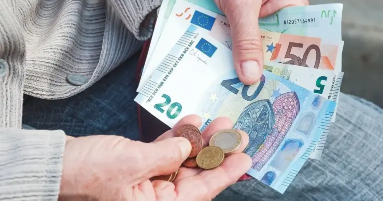 Η διαδικασία αφορά τους συνταξιούχους που προέρχονται από τον ιδιωτικό τομέα (μισθωτοί), το Δημόσιο, καθώς και τα υπόλοιπα πρώην ταμεία που εντάχθηκαν στον ασφαλιστικό φορέα.